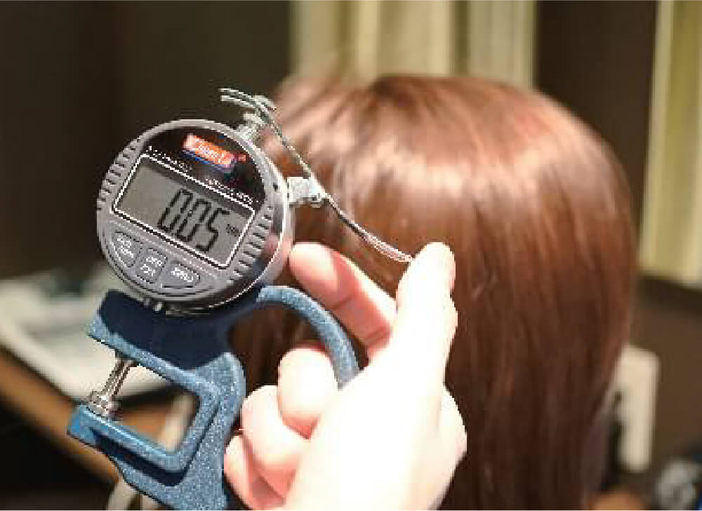 髪の専門家ヘアドクター「計測器(ゲージ)を使った触診」